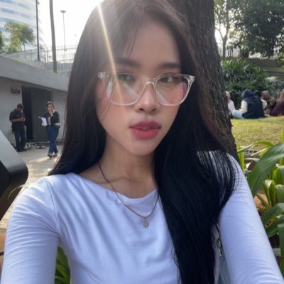 lunaetetoile's profile picture. i envy the snow how it’s blissfully cold