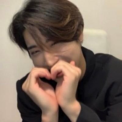 Kaeru_Carstairs's profile picture. 20 🎇
Produced by 3Racha 🐓 Written by Brian ☀️
Trilhando o caminho da Highway 1009 💕 pra manicure do Muti 💅 na motoca do Yoongi 🍪 com 13 tatuado na mão 🧣