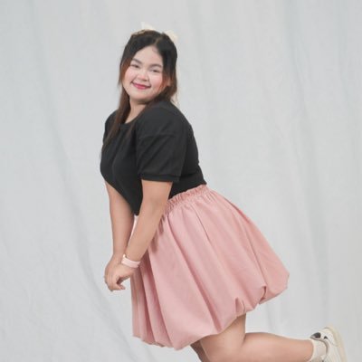 ENTJ-A | ดนตรีคือความรักที่เปล่งออกมาเป็นเสียง. 🎼 #เพลงของขนม | call me Khanom|Glasses girl | cat | 155cm| Teacher | Singer🎤🎸|มีหมาแก่แล้ว🌸