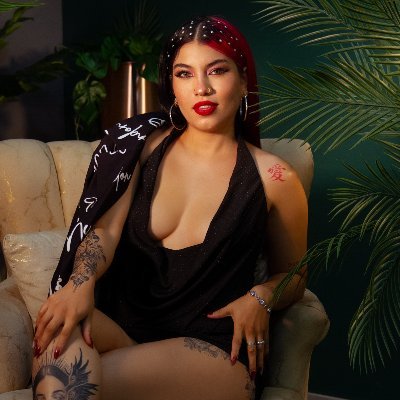 Girl with a playful edge 🇨🇴 A bit tough, but secretly an anime lover 🍥Red is my vibe 💖and deep conversations are my thing. link in profile! 👇🔞