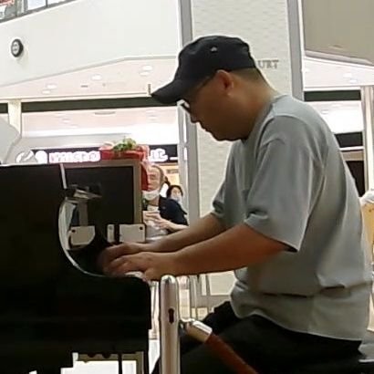 (旧アカウント名: 独学ピアノ弾きミチ) 2020年11月から弾き始めたピアノが趣味🎹のアラフィフ。幼少期エレクトーン習い、高校では吹奏楽部。普段は環境(脱炭素、リサイクルなど)について考える会社員。日常、一発ギャグ系も多めの雑垢。サブ垢 @michiohne_k 。マイYouTubeチャンネル↓
