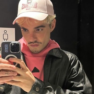 letitmiauu's profile picture. @jaoromania :)