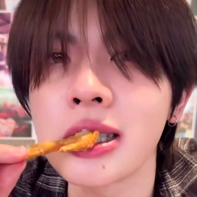 waiting @ seventeen ot13 area / # 2teepor # tlefirstone (love dek dmd ❤️ ) & mummy pepor ๋ ๋ and first first !! 🐾🤍