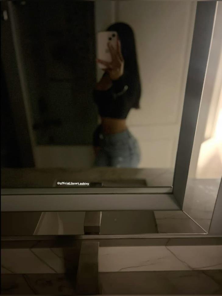 Amelia_MoralesZ's profile picture. This is only a side page... Go ahead and support my real account @Gabbyycaky