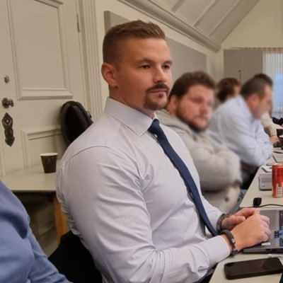 Västerbottning. Sverigedemokrat.
Politisk sekreterare Region Västerbotten (SD).
Före detta yrkessoldat och ställningsslusk.