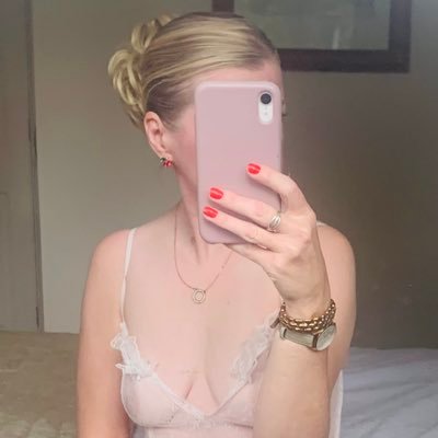 Happily married, Milf, likes taking cheeky pics/vids 😉 I DONT do DMs or REPLY pkz respect this thanks, but a Tip if u enjoy my page would make me smile 😊🤭