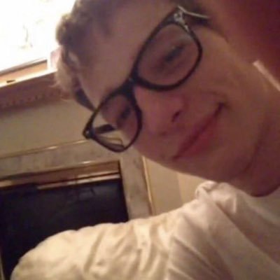 y4seohrts's profile picture. white boy save me…… white boy…..