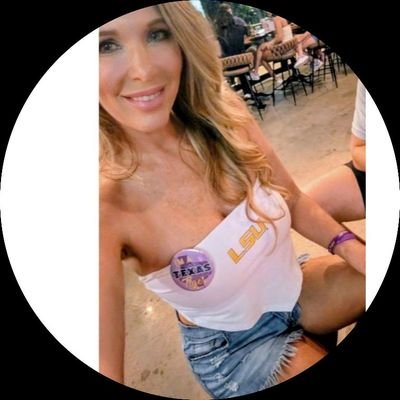 Die hard LSU💜💛, AVS, Niners fan. Sports talker & potty mouth! Native of NOLA livin' in Texas! Animal Lover 🐾🐕America First 🇺🇸✝️