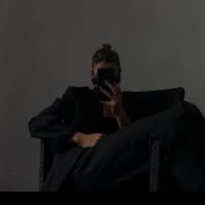 shusti15's profile picture. "راقب النُجوم ليلًا، إنها تحاول إبهاجك.. لن تدعك وحيدًا."🖤.