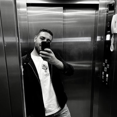 kge12504543's profile picture. ✋