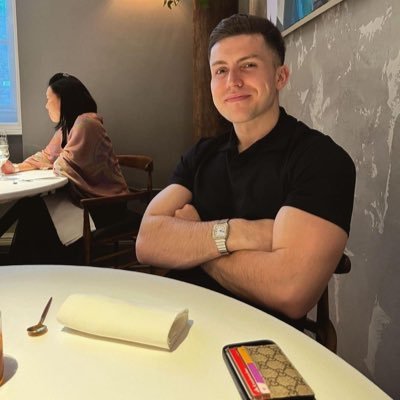 Soccer/Football fan ⚽️ |🐾|Music fan | OAE🛩️ | Bookworm 📚 | Travel enthusiast ✈️ | Freelancer| writer and editor 🖊️ |
