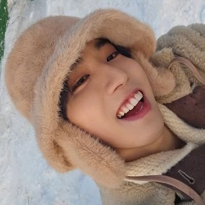 eu i o jisung lendo au minsung deitados agarradinhos na cama😋👍