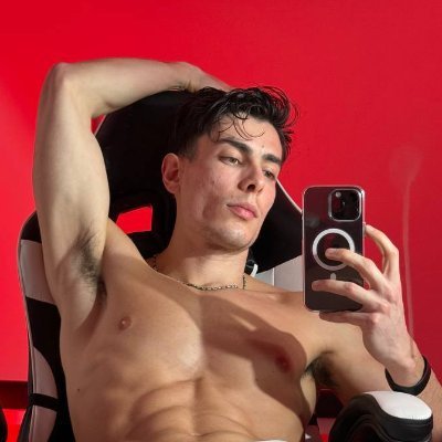 Yes I'm a Doctor that runs a 🌶 page for fun.😂
Main account @YourDrManuX