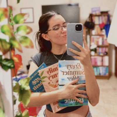 mexican blogger who loves romance books | she/her | 📧: thebooktravelers@gmail.com for any inquiries. Words in @BookRiot 🌿 Formerly @OnFrolic @buzzfeedbooks