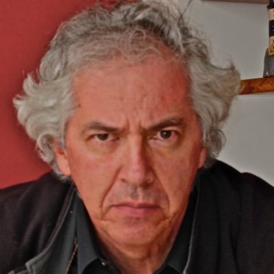 Vallecaucano por adopción, viajero por Colombia, profesor por vocación.