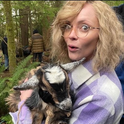 isaslles's profile picture. mistynat truther + lesbo + 19 + vet student + eyekon + she/her
