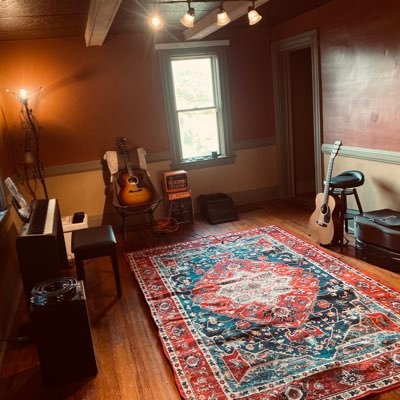 BIG Pittsburgh sports fan. Aspiring songwriter and creative home cook. Anything else, just ask!✨🎙️DM for collabs n’at.