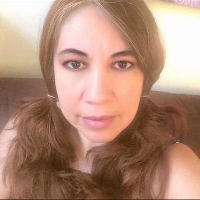 confío otra vez aunque tiemble,aunque el pasado aún me duela en la frente confío sin ver pero con fe porque algo en mi alma aun cree.