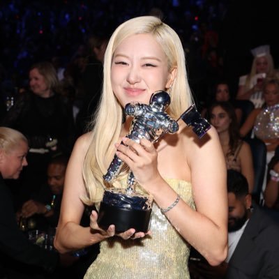 Perfil dedicado a cadelar por GL | Esposa da Rosé, namorada da Jennie, Jisoo e Lisa | Advogada nas horas vagas.