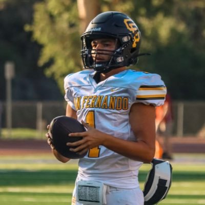 San Fernando High School | ⭐️⭐️⭐️ QB | 6”1’ | 189lbs | CO 2026 | 3.7 GPA | All Glory to God ✝️