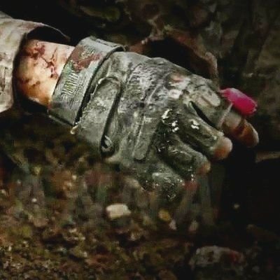 وإني لأرجوه شهادةَ صادقٍ بطلقة قنّاصٍ تهزُّ حناجري | مسلمة