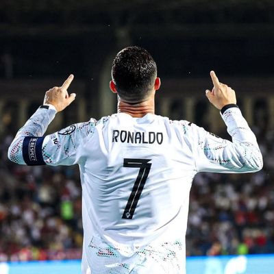 I love motorsports and cars and football and cod and forza and Man United and McLaren and England and Lionesses Ronaldo and Messi is the🐐