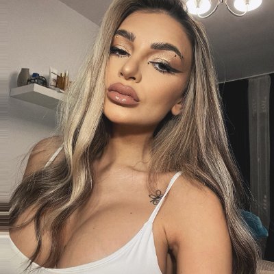 AnaxoPretty's profile picture. Darling but dangerous 💋