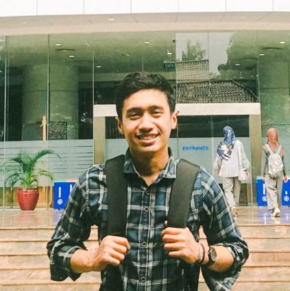 menyukai buku, langit dan perjalanan - lebih percaya keajaiban daripada keberuntungan - tidak menyukai matematika dan para pemarah.