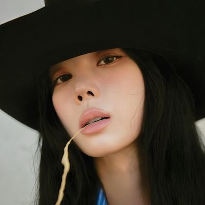 itsmenoubie's profile picture. still me.