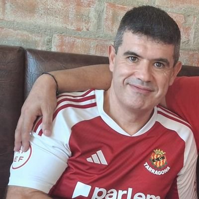 Enamorat i soci del Gloriós Club Gimnàstic de Tarragona. Sinó existís el Nàstic, l'inventaria. Seguint-lo he aprés que sempre hem de lluitar Fins al Final! 🔴🔴