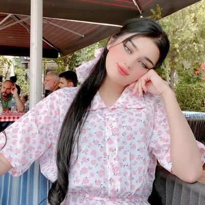 نبذة عنّي /
أقدس نفسي بشكل كارثي جداً.🫶
الفرص مرتين🤌
والثالثة أتمنى لك خيراً 🌹..
لا أعادي أحد🫣
لا أهتم برحيل أحد ، فقد أيقنت من يريد يبقى✋