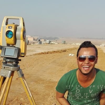 ساكت بس دماغي دوشة بشوف الدنيا بشكل مختلف وبكتب عنها بطريقتي مش بتاع تريند أنا بتاع معنى بكتب عشان أفتكر إني عايش وبنقي الكلمة عشان تسكن مش تعدي #كلمة_وبس