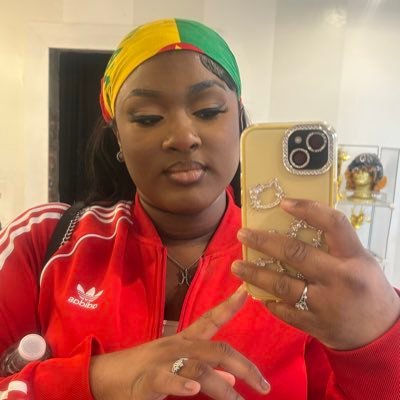 hotgyalk_'s profile picture. Idk wtf is going on frl 🫧🎀🍃