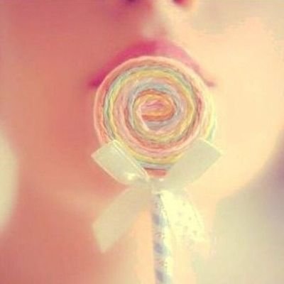 PiruletaCoqueta's profile picture. Especialista en conciertos en la ducha y en encontrar la canción perfecta para cada estado de ánimo, creando una banda sonora que une a las personas 😉