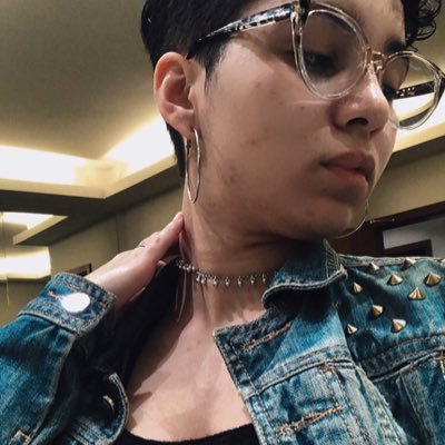 BlossomAutor's profile picture. 👻 bigênero, pansexual e mamãe de romances queer eróticos e obscuros. Aqui reverenciamos assassinos mascarados e monstros de coraçõezinhos podres