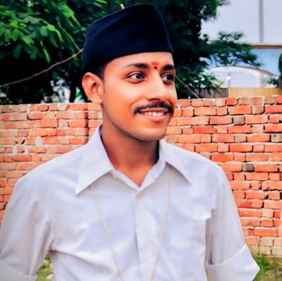 ज्ञान में ब्राह्मण हूँ,रणभूमि में क्षत्रिय हूँ।
व्यापार में वैश्य और सेवाभाव में शूद्र हूँ।।
।।अतः मैं एक हिन्दू हूँ।।