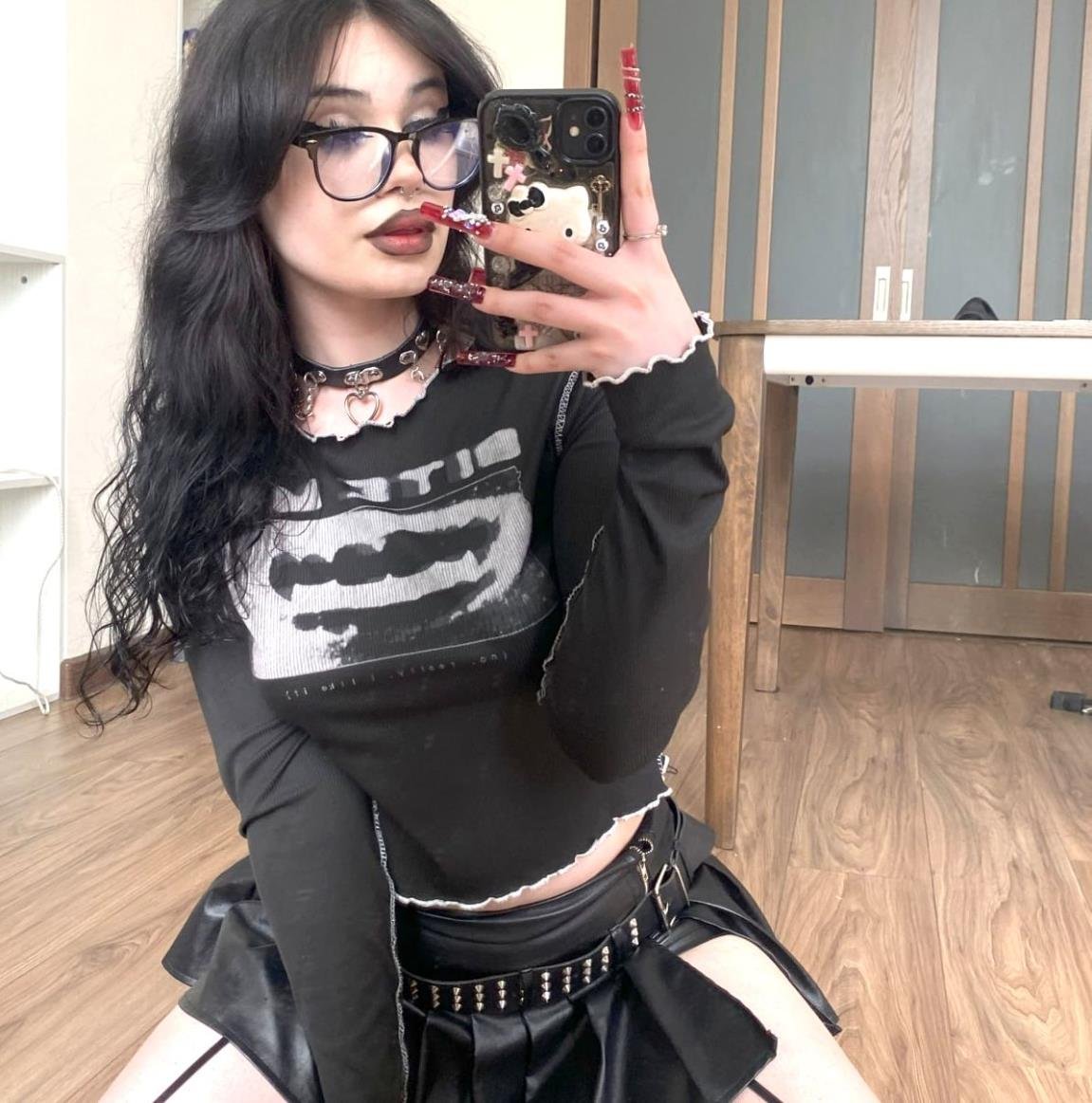 flimo3's profile picture. 18 yo goth girl
Follow my main @bleakkkveil