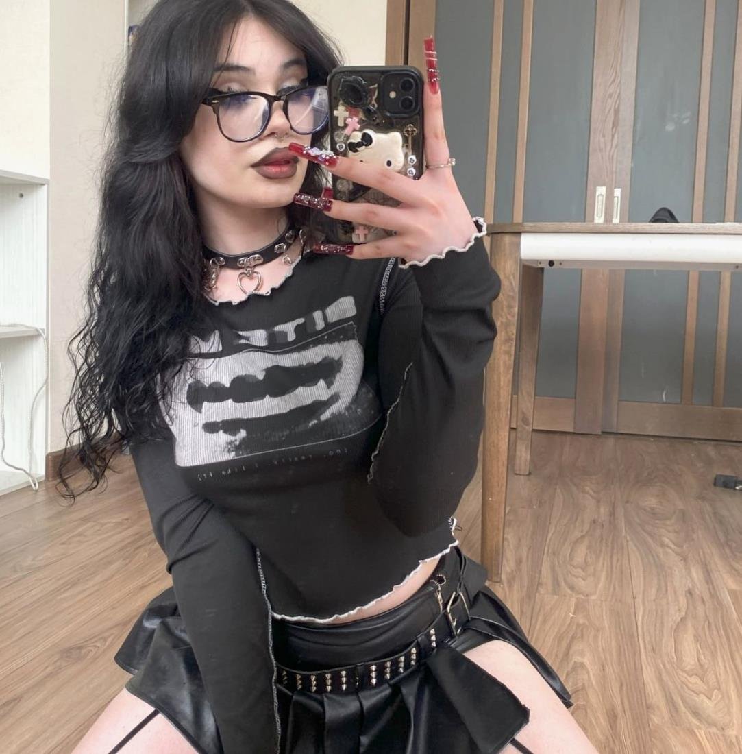 Kiikiu's profile picture. 18 🖤 not my main, just another place to post