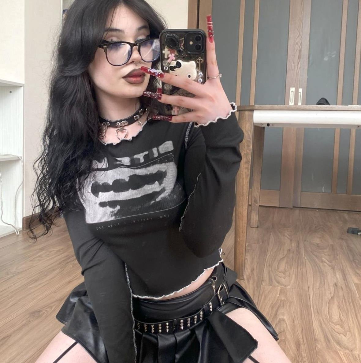 your fav 18yo goth girl💗 i only answer on my main acc @ashley_duskveil