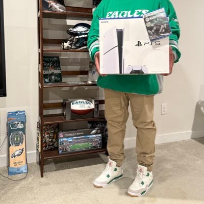 Just an OG Sneakerhead 👟,who is thankful for all his blessings, who wants to be the best husband, father, son, brother, and friend he can be.