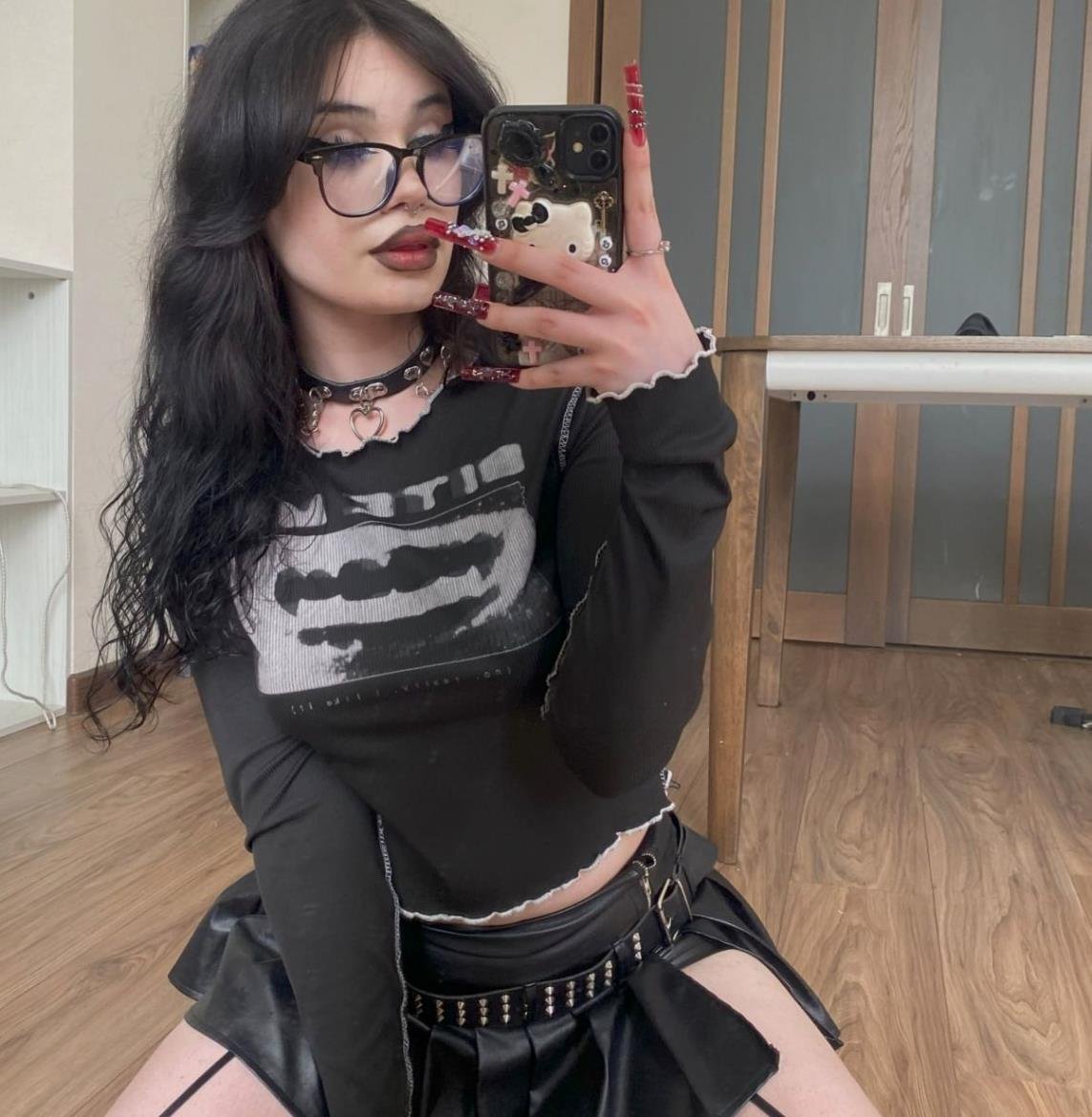 Here to share my thoughts, goodies, and vibes :) go follow my other acc
@phantommcryy