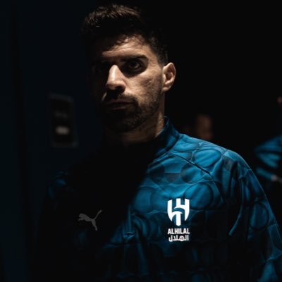 أنا من وطنٍ علّم العالم كيف يكون المجد ومن نادٍ ينحني المجد لعظمته💙