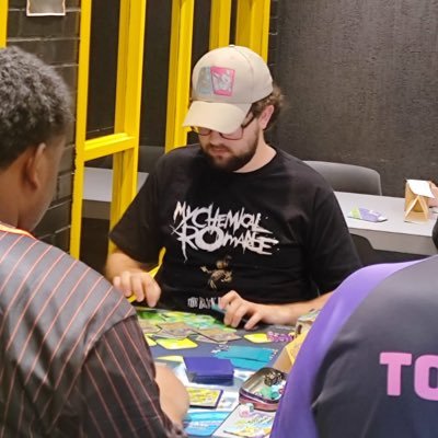 oi eu jogo pokemon tcg, amo a @vithmialw, sou @Flamengo e @FURIA
