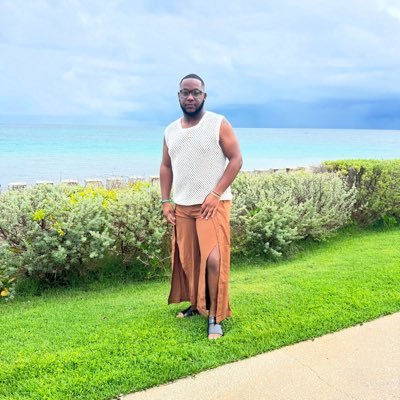 •Entrepreneur •1906 •HBCU Grad •Believer •Fashion •Success •GOD • LOVE ❤️ ☮️ •1DegreeHotter •GradStudent •Author 🖊• DogDad