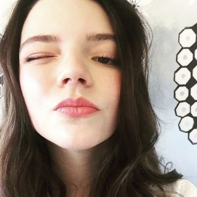 nerdola de todos (ou quase) fandoms possíveis, viciada em cafeína, amante de dinossauros e baleias, pai divorciado do grupo de amigos.