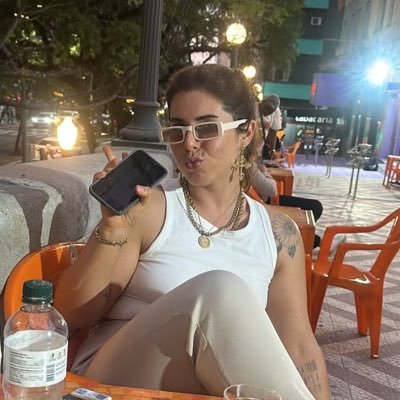 mais bonita do que engraçada, volta e meia conto uma desgraça