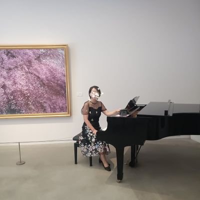 2025年1月〜PIANO SALON REGALO(レガーロ)を始めました✨ピアノ弾き合い会とコンサート企画運営をしています😊
【REGALOの由来】
イタリア🇮🇹語で『贈り物』という意味✨
♪名曲の数々も『贈り物』
♫音楽仲間達との出逢いも『贈り物』
♬『贈り物』を届ける気持ちで奏でたいという思いを込めて。