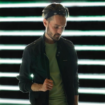 👾 + 🕶 + 🎹 Making Synthwave / EDM music for nostalgic people. 👇LISTEN HERE