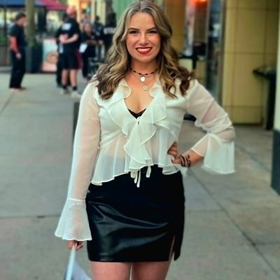 scientist by day concert girly by night • Mirador's #1 fan • maker of mini Mirador flags 🤍🏴☠️🖤 • Fall Miratour: Chicago, Madison, GR
28 ♌️ (she/hers)