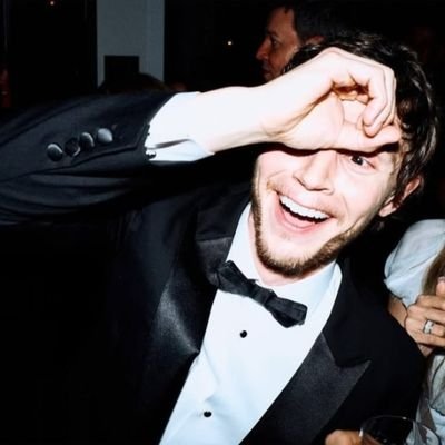 Ebabygal's profile picture. awkward king (?) lol